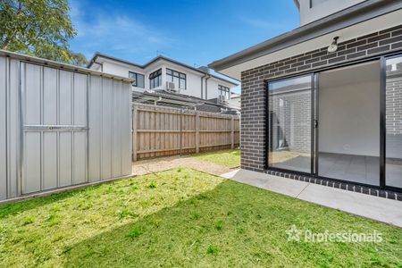 10/37 Latham Street, Werribee VIC 3030 - Photo 4