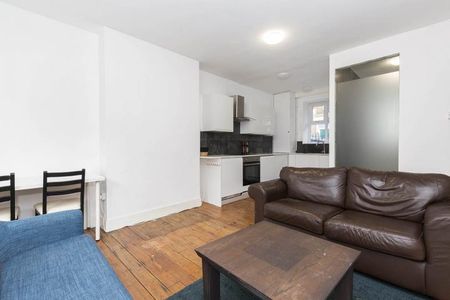 Located in the heart of Shoreditch a modern 2 bedroom flat - Photo 3