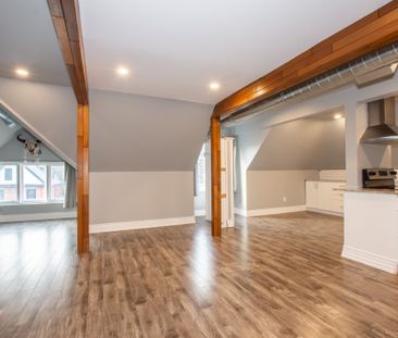 Spacious 2-Bedroom + Loft Apartment in Downtown Hamilton! - Photo 4