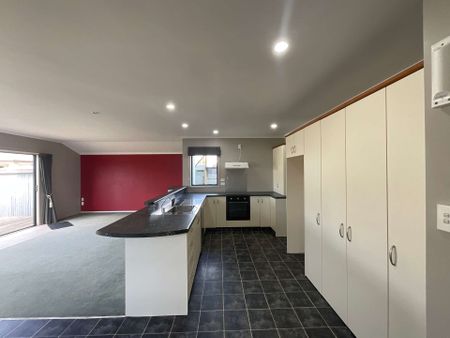 MOVE IN NOW! THREE BEDROOMS IN FITZROY - Photo 5