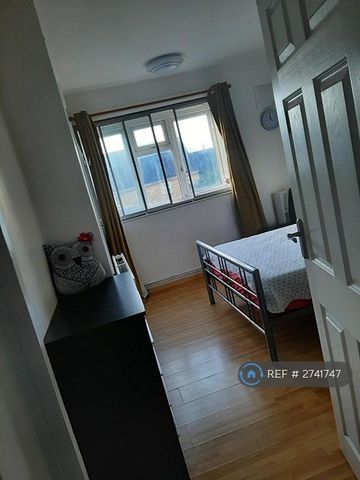 1 bedroom in a flat share to rent - Photo 4