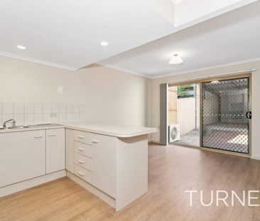 Three bedroom townhouse in convenient location - Photo 6