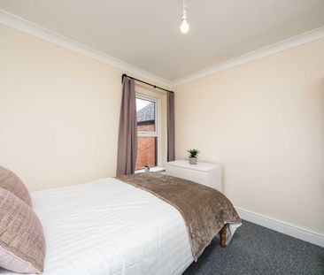 4 Bed Terraced House, Pitcroft Avenue, RG6 - Photo 3