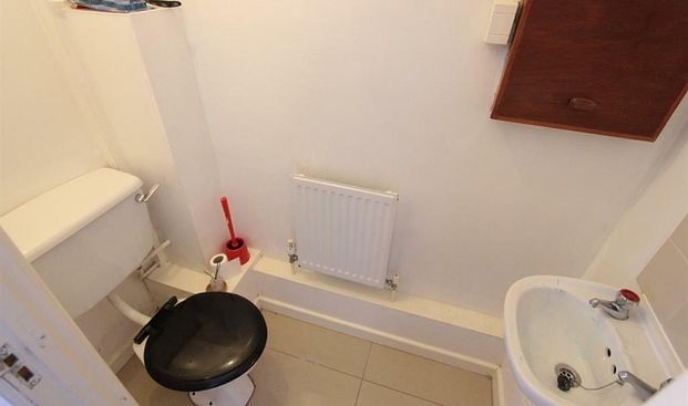 Spacious 3-Bed Student House with great Outdoor Area - Photo 1