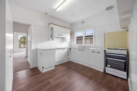 SPACIOUS THREE BEDROOM HOME LOCATED IN WENDOUREE WEST - Photo 5