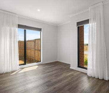 Modern Double-Storey Townhouse in a Prime Location - Photo 4