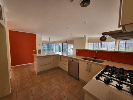 Bright 4 bedroom family home - Photo 2
