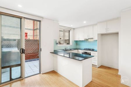 Ultra-chic Three Bedroom Plus Study Townhouse - Photo 4