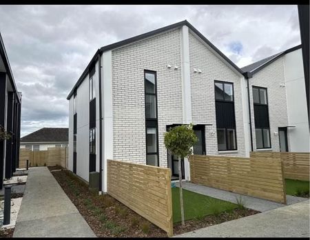 New built town house with parking - Photo 3