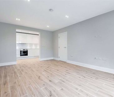 Forming part of an impressive building, this exceptionally stylish ... - Photo 2