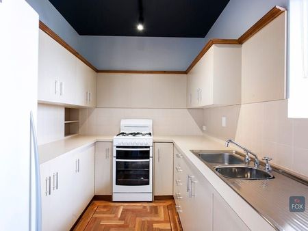 Secure 1 bedroom unit with city views - Photo 4