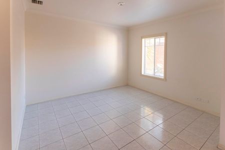 Impressively Proportioned Pascoe Vale Townhouse - Photo 4