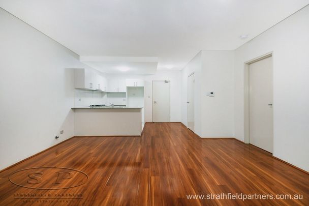 Open Plan, Perfect Location - Photo 1