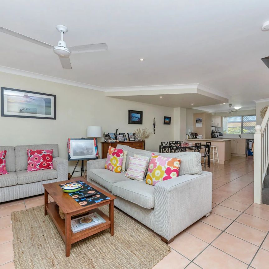 TERRIFIC TOWNHOUSE IN HYDE PARK - Photo 1