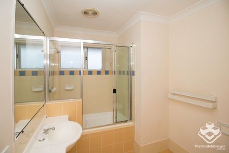 Fully air conditioned, rent includes water, Sunnybank Hills State School catchment - Photo 3