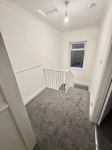 3 bedroom end of terrace house to rent - Photo 2