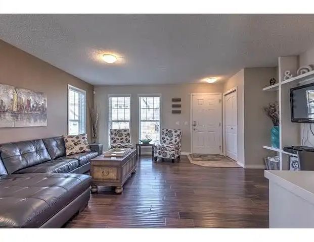 Beautiful home with oversized/heated garage, a/c, lake access,5min walk to Seton — 3 Bedrooms Duplex - Photo 1