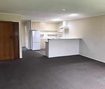 Tidy, handy to train station and motorway. - Photo 4