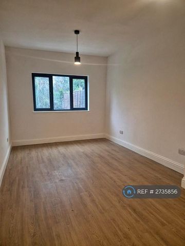 3 bedroom flat to rent - Photo 4