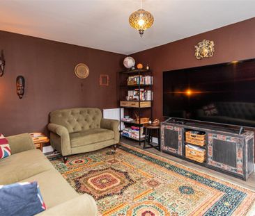 3 bed House - Detached To Let - Photo 1
