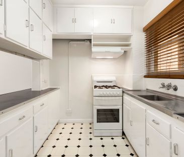 Spacious Two Bedroom Living Opposite Albert Park Lake - Photo 2