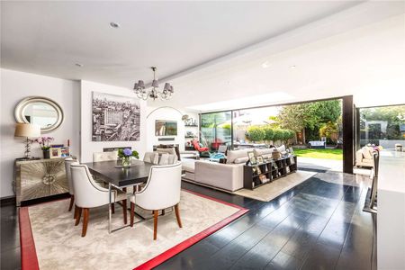 A beautifully presented five bedroom house located close to Richmond Park - Photo 4