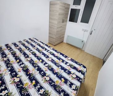 3 Bed Detached House, Vicarage Lane, E15 - Photo 6