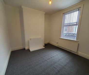 3 bedroom end of terrace house to rent - Photo 2