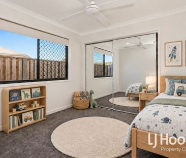 Modern Three Bedroom Duplex - Spacious Back Yard & Garden Shed - Photo 2