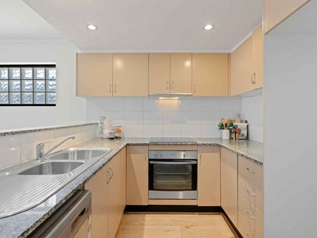 Unique Garden Apartment over 100sqm + Basement Parking - Photo 3