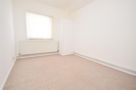West Vale, Neston - Photo 3