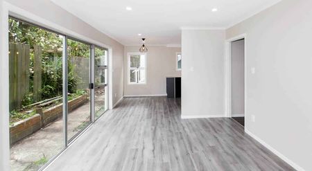 Modern four bedroom home - Photo 5