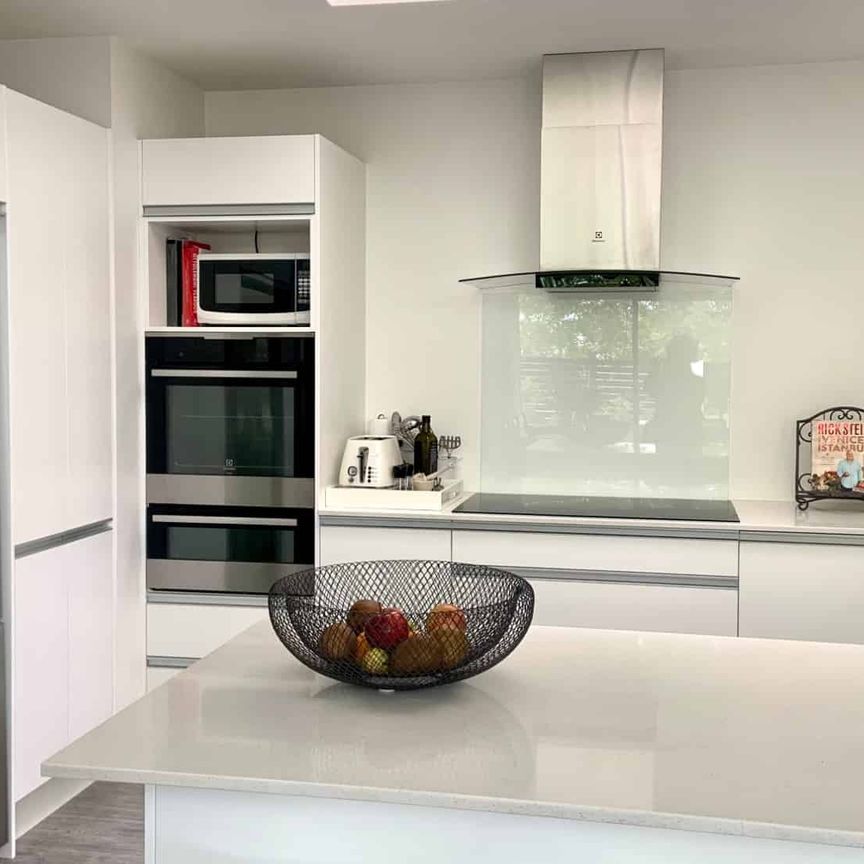 EXECUTIVE FULLY FURNISHED FRONT TOWNHOUSE - Photo 1