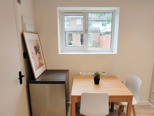 YOHO Kingston Addison Gardens 2b1b Garden (enter from 2b2b) Room 1 Room 2 - Photo 1