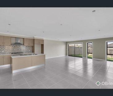 2/33 Roslyn Park Drive Harkness VIC - Photo 1