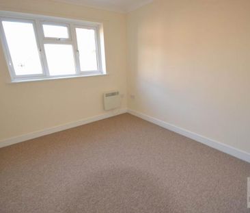 3 bedroom flat to rent - Photo 4