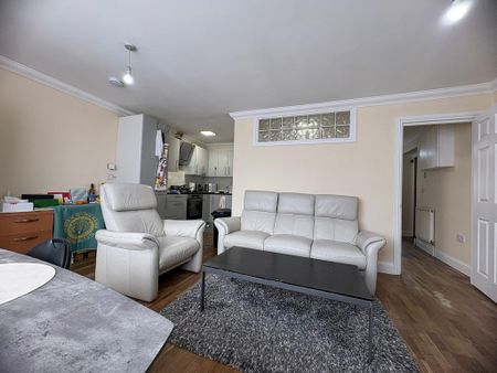 2 bedroom flat to rent - Photo 3