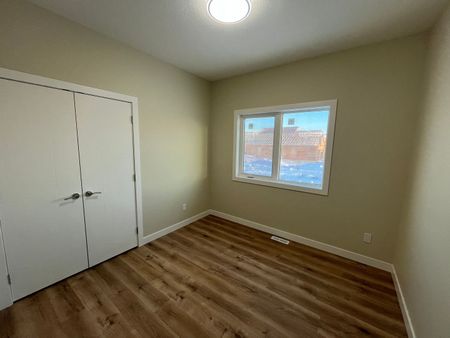 3 Bedroom Upper Unit in Kensington - Photo 2