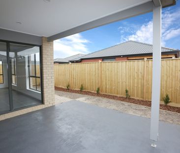 Spacious & Well-Maintained Family Home in a Prime Location - Photo 5