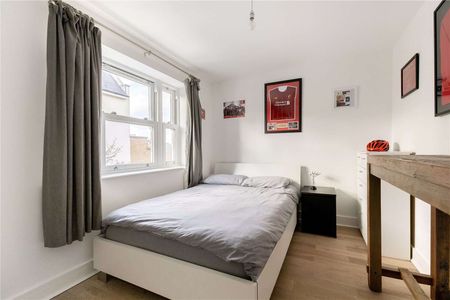 Contemporary double-fronted five bedroom townhouse with driveway. - Photo 5