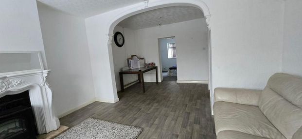 4 bedroom semi-detached house to rent - Photo 1