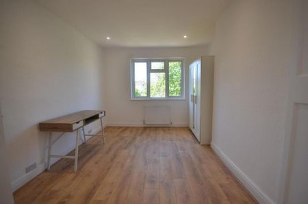 4 bedroom detached house to rent - Photo 2