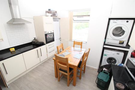 3 bedroom flat to rent - Photo 5
