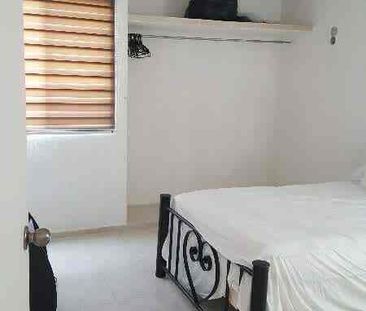 En renta casa amueblada de una planta y 2 habitaciones, situada en ... - Photo 4