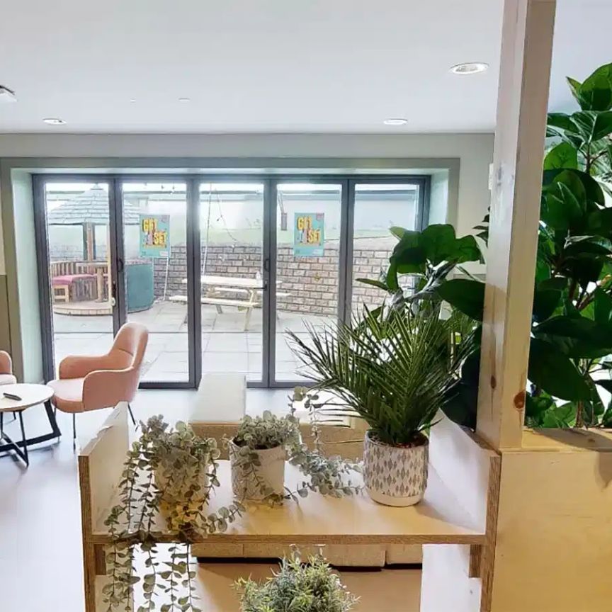 Large En-Suite - High Level - Photo 1