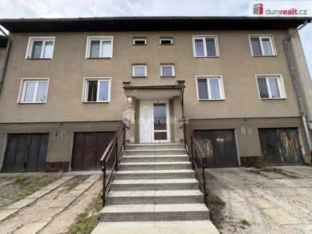 pronájem revitalizovaného bytu s balkónem, garáží a parkovacím místem před domem Milín - Photo 5