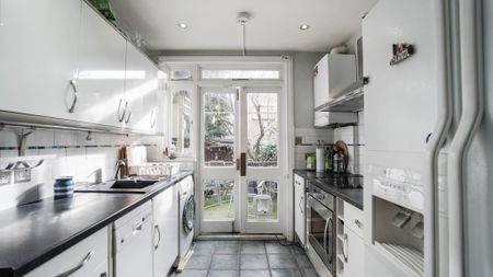 Southborough Road – Room 3 - Photo 3