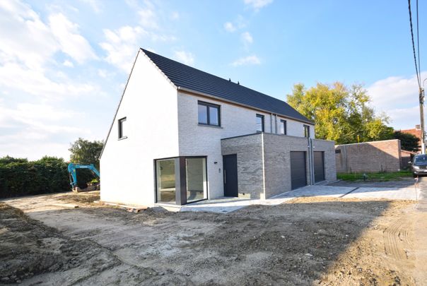 Nieuwbouwwoning te huur in Westrozebeke – Moderne halfopen bebouwing met ruime tuin en topligging - Photo 1