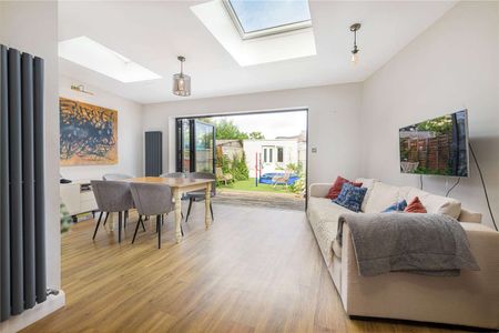 A lovely four bedroom family home with a garden studio. - Photo 2