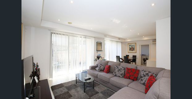 Large Two Bedroom Townhouse in Central Doncaster Location! - Photo 1